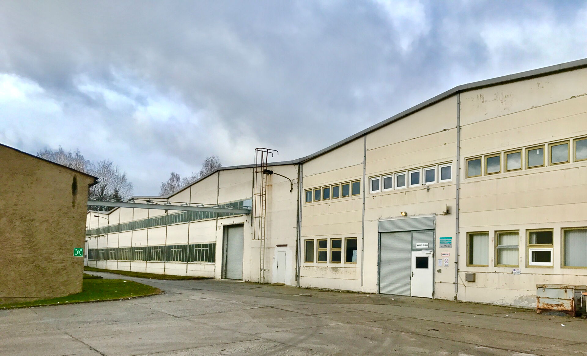Seitenansicht der historischen und modernisierten Fabrikgebäude der Textilmanufaktur in Sachsen