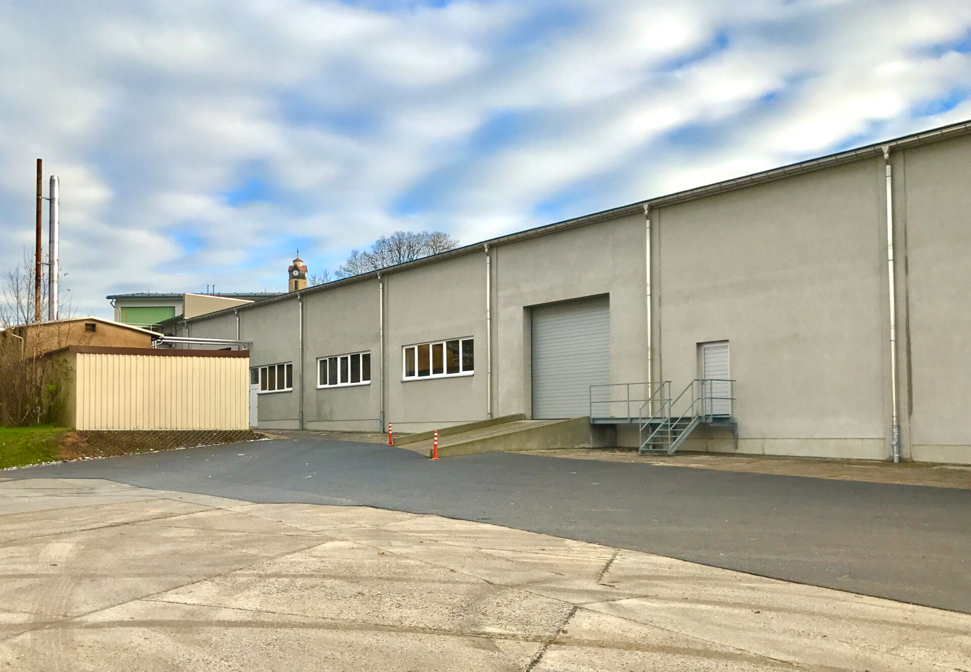 Weiträumige Außenansicht des Betriebsgeländes der Kirschauer Textil GmbH mit Zufahrt und Parkflächen