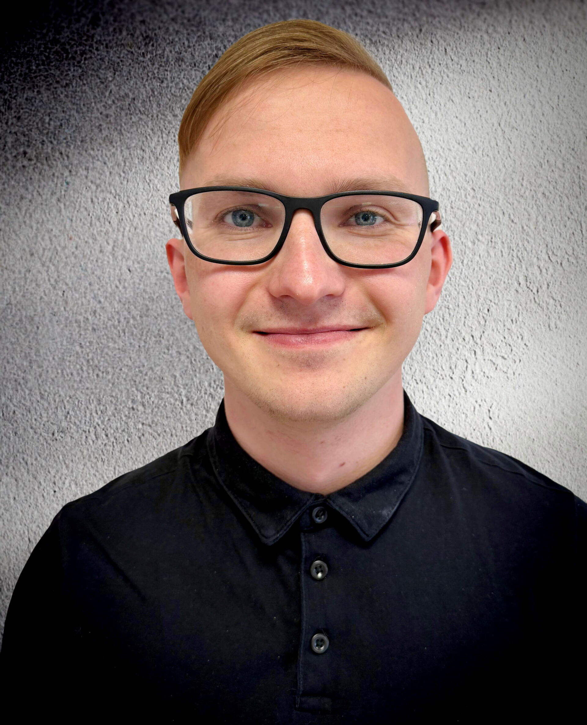 Porträtfoto von Colin Seewald, Mitarbeiter im Team der Kirschauer Textil GmbH