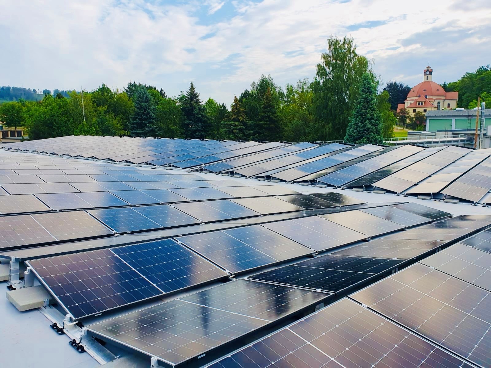 Große Photovoltaikanlage auf dem Dach der Produktionshalle zur umweltfreundlichen Stromerzeugung