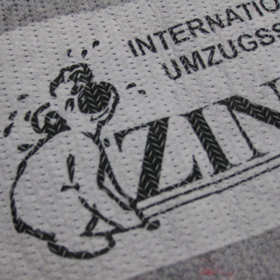 Individuelle Werbung auf Decken mit Schriftzug oder Logo
